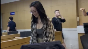 Nụ cười rạng rỡ có thể vực dậy cả ngàn con tàu! “Nữ trợ lý ngực khủng” của Tập đoàn Prince đang gây sốt, lý lịch của cô được hé lộ – cựu tiếp viên hàng không của Qatar Airways.